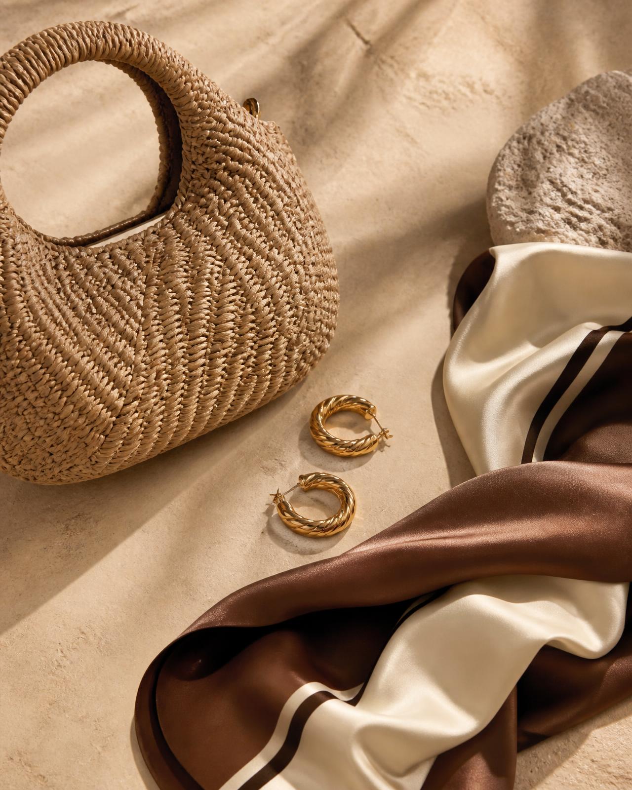 Sac en raffia, créoles dorées et foulard en soie